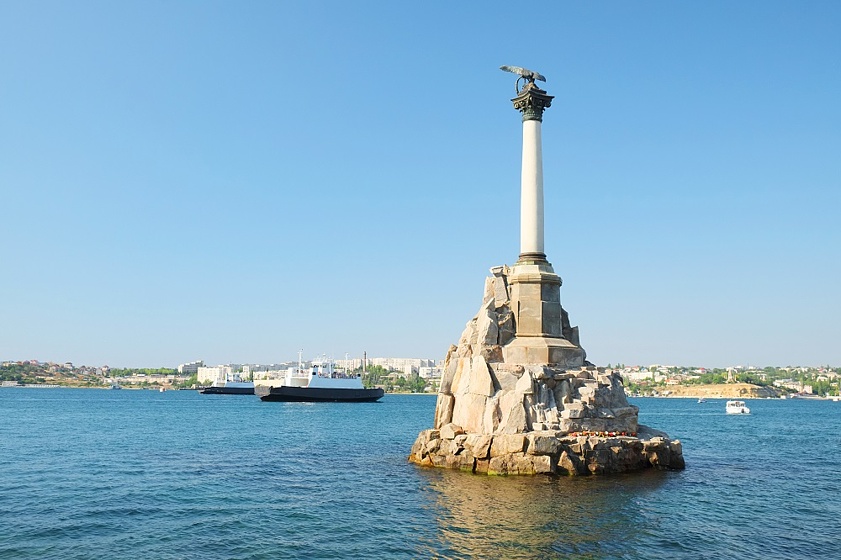 Памятник затопленным кораблям в бухте Севастополя Памятник затопленным кораблям в бухте Севастополя